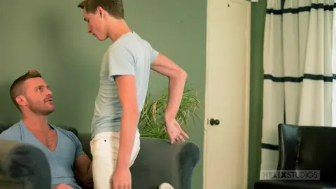 Mâle baraqué initie un twink au sexe gay