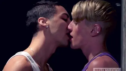 Il remplit le trou de son pote de sperme