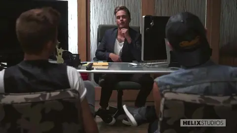 Le photographe mate ses modèles en train de baiser