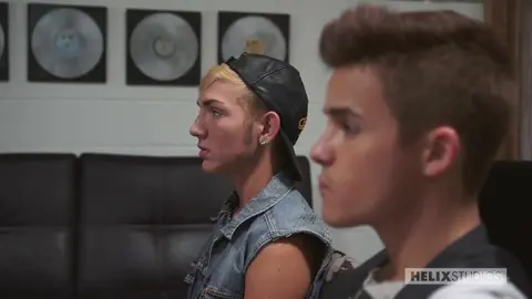 Le photographe mate ses modèles en train de baiser