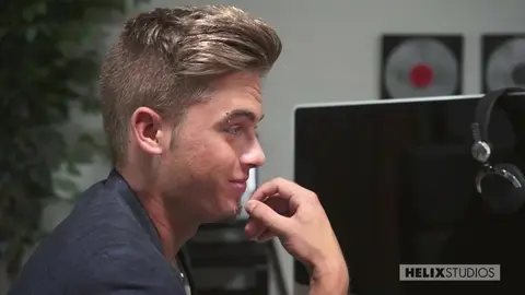 Le photographe mate ses modèles en train de baiser
