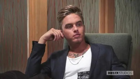 Le photographe mate ses modèles en train de baiser