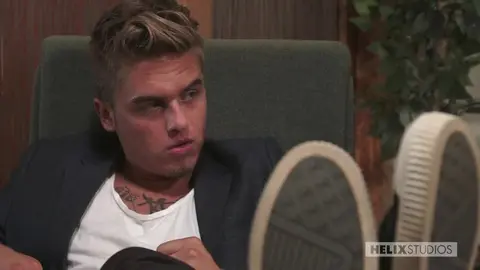 Le photographe mate ses modèles en train de baiser