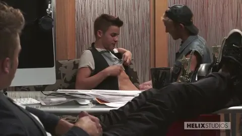 Le photographe mate ses modèles en train de baiser