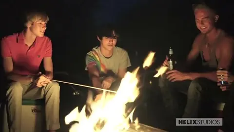 Jeune blond se fait défoncer sous la tente