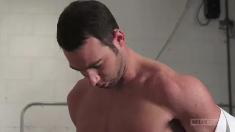 Jeune roux au service de la bite d'un beau gosse musclé