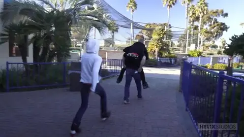 Le sportif au milieu — HelixStudio