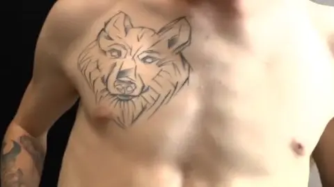 Twink blond huilé s’exhibe