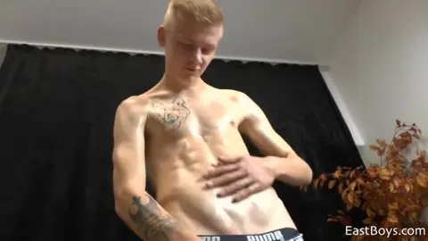Twink blond huilé s’exhibe
