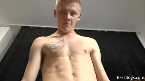 Twink blond huilé s’exhibe