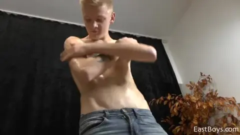 Twink blond huilé s’exhibe
