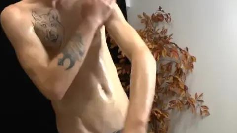 Twink blond huilé s’exhibe