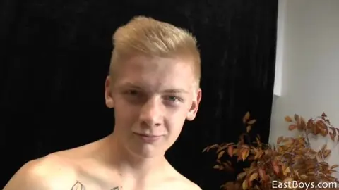 Twink blond huilé s’exhibe