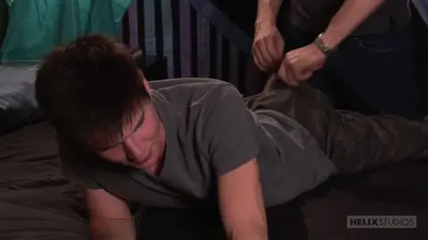 Jeff donne la fessée à Christian