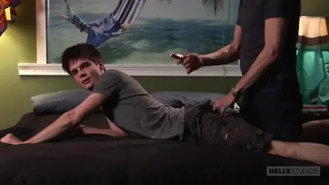 Jeff donne la fessée à Christian