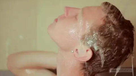 Silky Dallas sous la douche