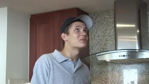 Le gardien d’entretien baise un jeune riche