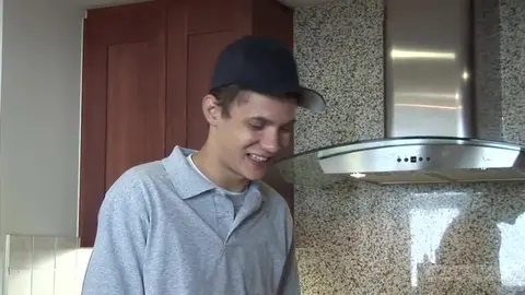 Le gardien d’entretien baise un jeune riche