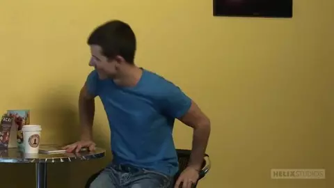 Un petit coup rapide dans les toilettes d’un resto