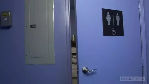 Un petit coup rapide dans les toilettes d’un resto