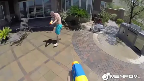 Un chav suce un daddy à la piscine