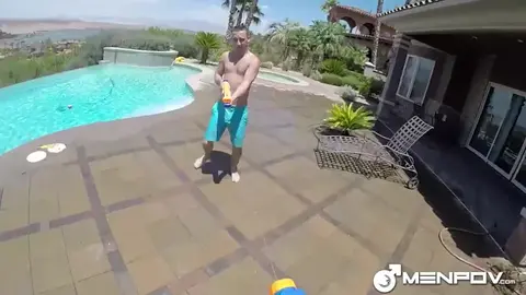 Un chav suce un daddy à la piscine
