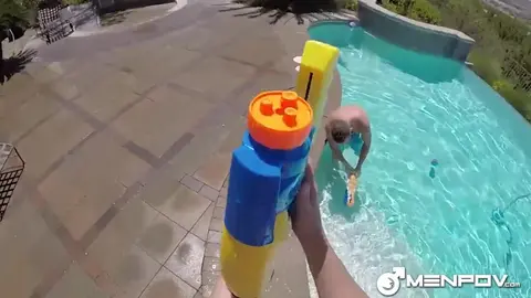 Un chav suce un daddy à la piscine