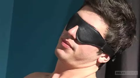 Attaché, les yeux bandés, à la totale merci d'un jeune baiseur