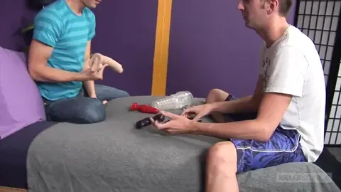 Il prépare son anus avec un gode