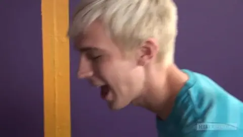 Il prépare son anus avec un gode