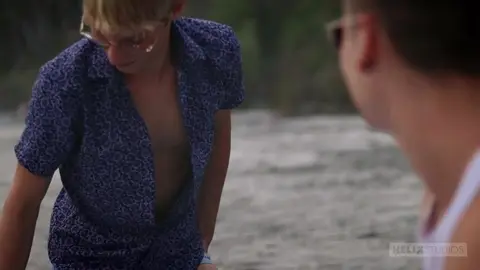 Après la plage, leurs corps brûlants s’entrelacent