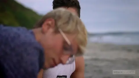 Après la plage, leurs corps brûlants s’entrelacent