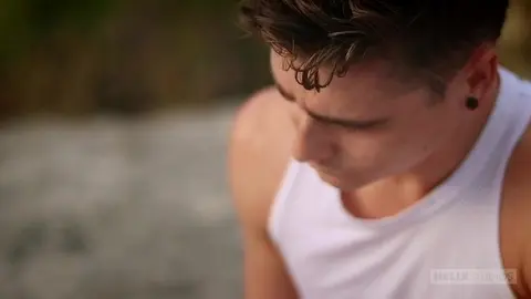 Après la plage, leurs corps brûlants s’entrelacent