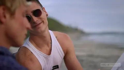 Après la plage, leurs corps brûlants s’entrelacent