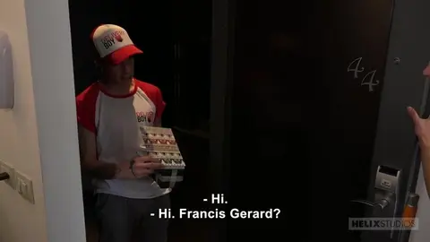 Séduit par un mâle viril et tatoué