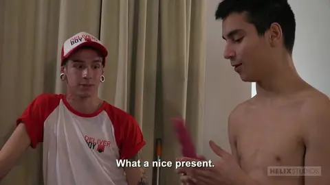 Séduit par un mâle viril et tatoué