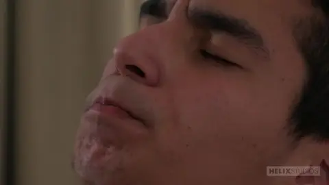 Séduit par un mâle viril et tatoué