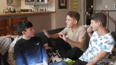 Jeune étalon bien monté baisé brut