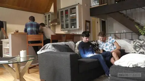 Jeune étalon bien monté baisé brut