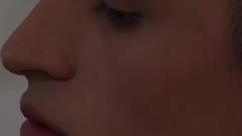 Un voyeur mate son coloc baiser son mec