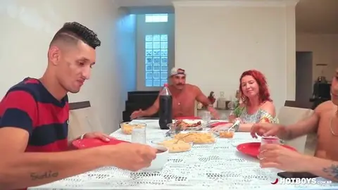 Il suce son pote sous la table devant sa famille
