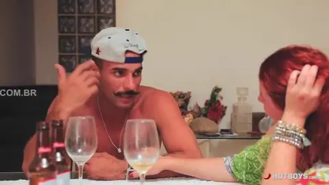 Il suce son pote sous la table devant sa famille