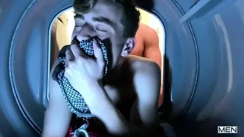Jesse Bolton baisé dans le tambour de la machine à laver