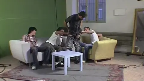 Quand la séance photo finit en tournante...