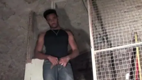 Jeune gay baisé par un hétéro dans les caves