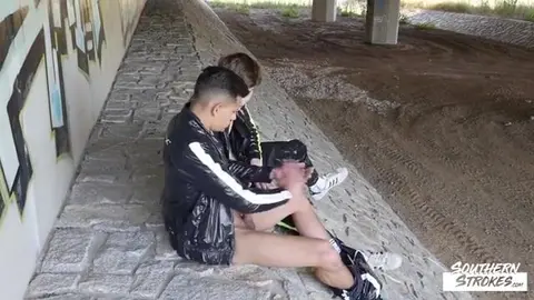 Baise exhib sous un pont entre jeunes mecs