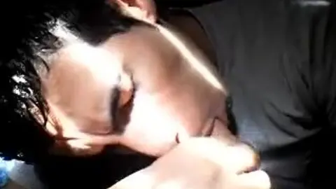 Twink arabe chaud se branle et se fait baiser