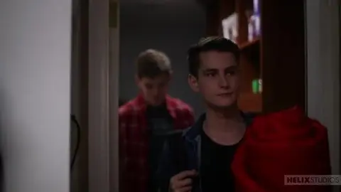 Baise bareback profonde avec son coloc