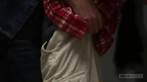 Baise bareback profonde avec son coloc