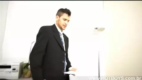 Le stagiaire suce la grosse bite du patron